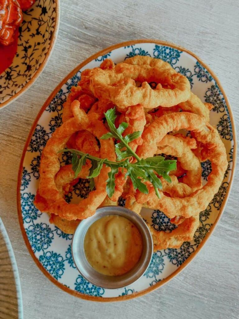 Calamari fritti crocanți serviți cu sos, preparat italian din fructe de mare