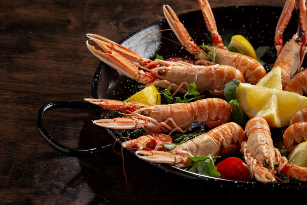 Italian shrimp served with lemon and herbs, prepared from fresh seafood.