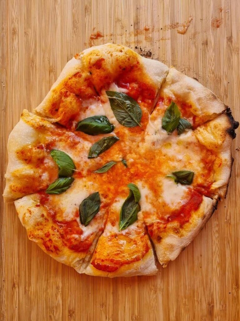 Pizza Margherita italiană cu sos de roșii, mozzarella și frunze de busuioc